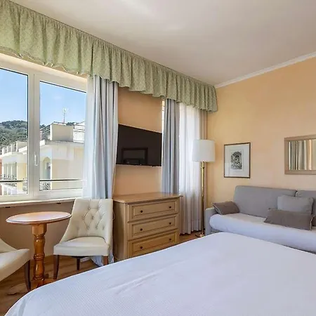 Palace 迪亚诺马里纳