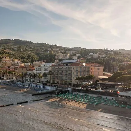 Palace * 迪亚诺马里纳