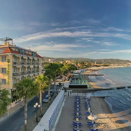 Palace 迪亚诺马里纳