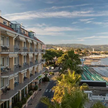 Palace * 迪亚诺马里纳