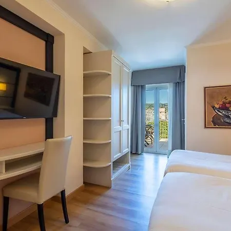 Palace 迪亚诺马里纳