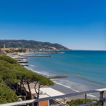 Palace * 迪亚诺马里纳