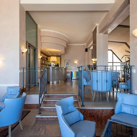 Palace Hotel *